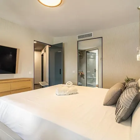 Vista: Luxury Duplex W/ Panoramic Terrace *