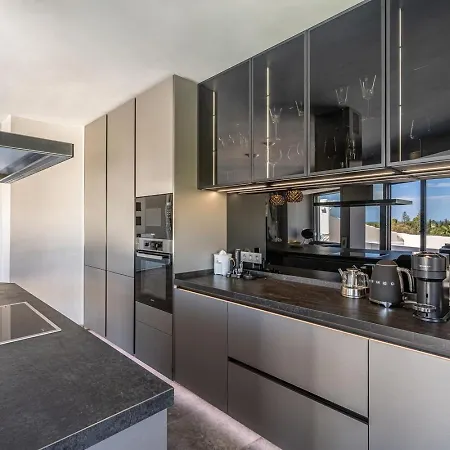 Vista: Luxury Duplex W/ Panoramic Terrace